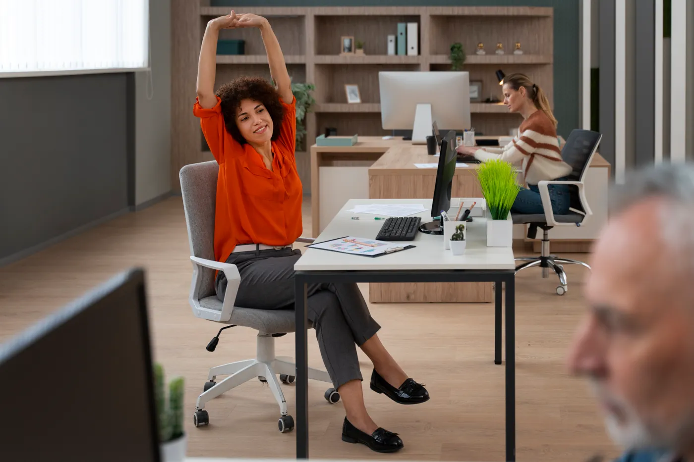 Berufstätige Person bei einer kurzen Pause im modernen Büro