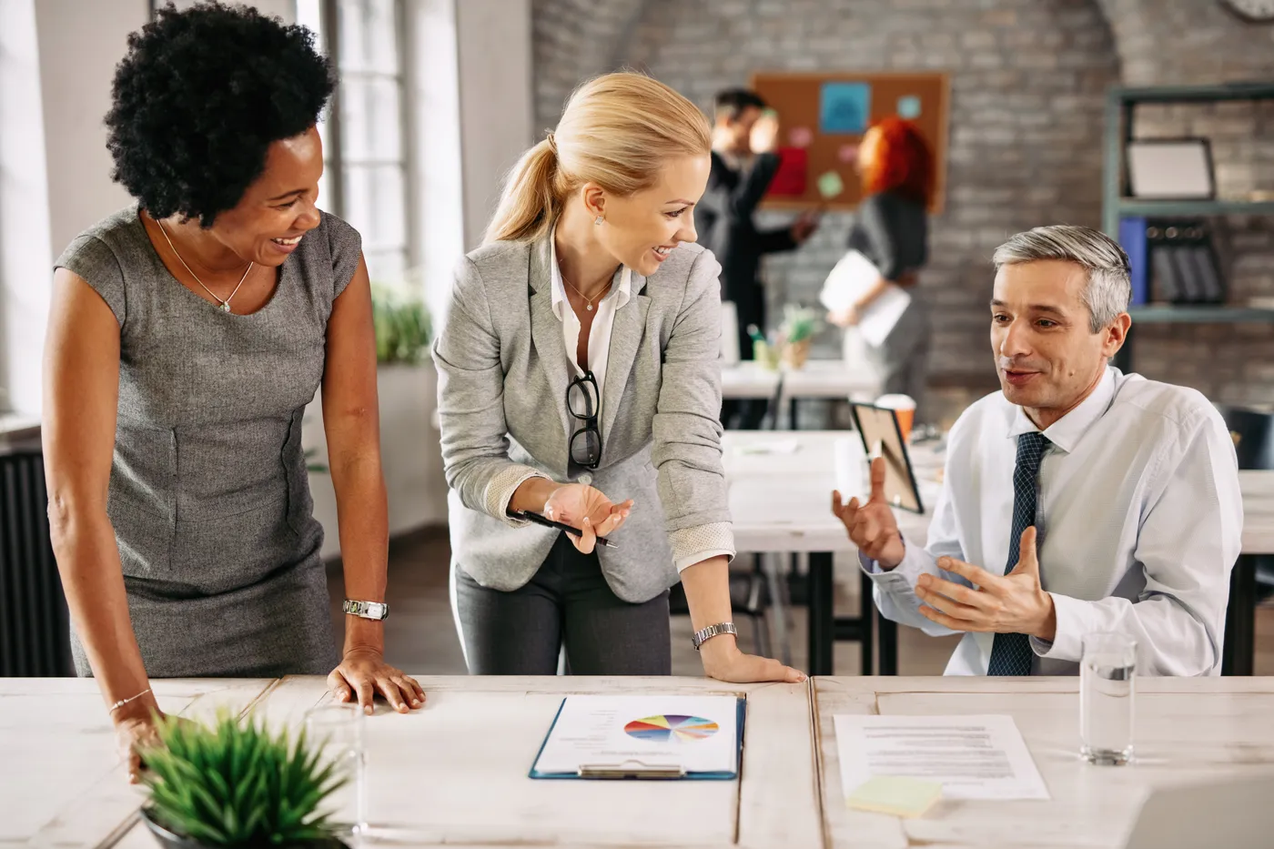 Team bespricht Berichte im modernen Büro