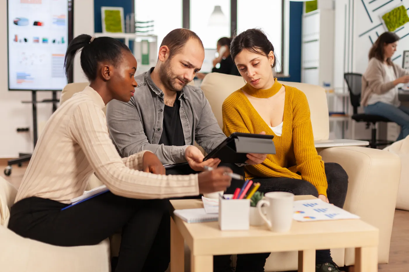 Führungskraft im Gespräch mit Mitarbeitenden im Büro