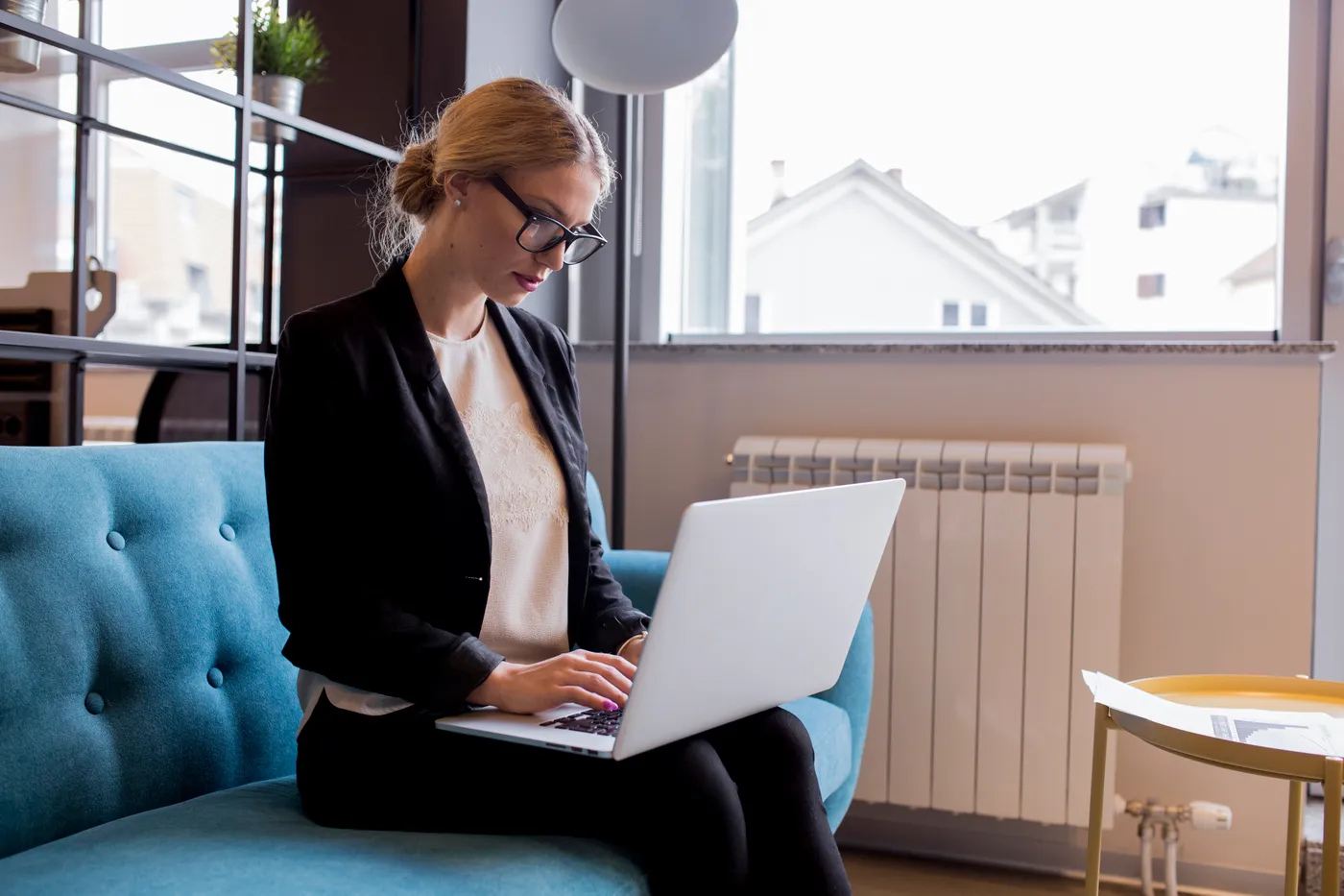 Berufstätige Frau am Laptop im Büro