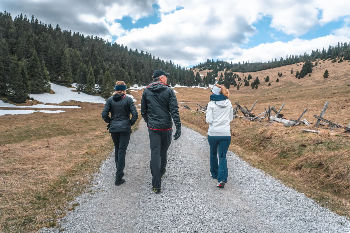 Drei Personen bei einer Wanderung in den Schweizer Alpen